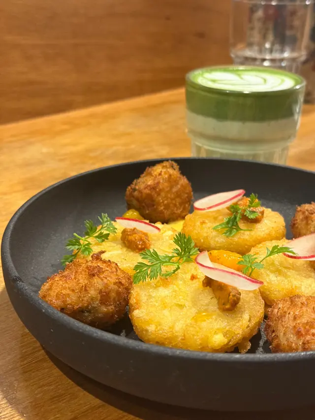 炸蟹肉球拼薯餅配蜜糖芥末醬及茄乾醬