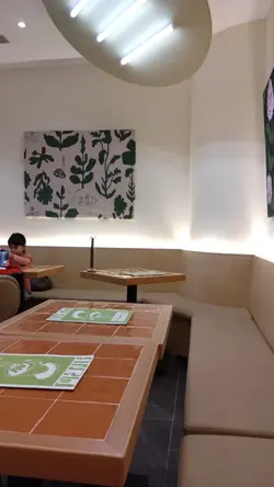 餐桌鋪上瓷磚，反而，在桌上移動任何餐具，都好應聲！