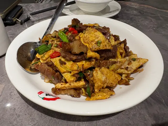 樺加沙風襲期間，得知湖南味館仍然開放，所以就過嚟食晚飯。簡單叫咗一碟農家一碗香同乾煸四季豆，非常之惹味，辣辣哋但足夠「追住」食，送飯一流。