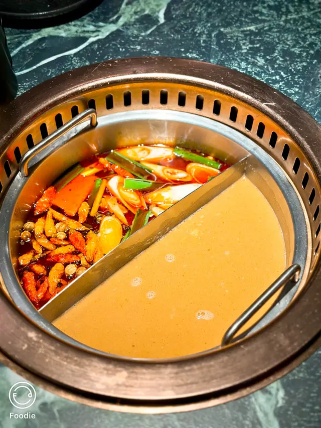 招牌麻辣鴨血鍋拼沙嗲湯底