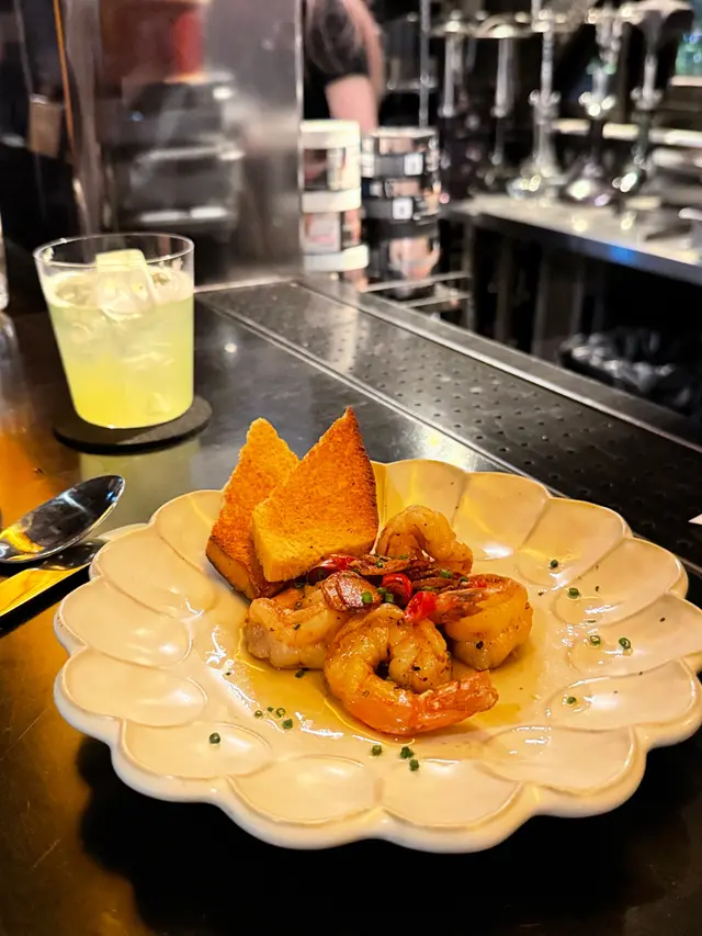 蒜片橄欖油封大蝦配佛卡夏多士