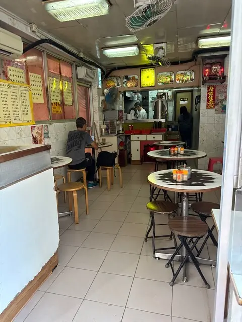 冰室買奶茶唔俾我自己加糖, 話我阻住哂
成個冰室一眼望哂, 點樣阻?