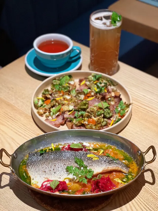 爐烤橡果黑毛豬 & 烤鱸魚配燉西班牙煙肉腸薯仔