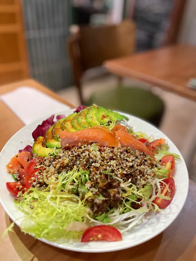 三文魚牛油果藜麥沙律