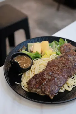香煎西冷牛扒沙律菜配意粉