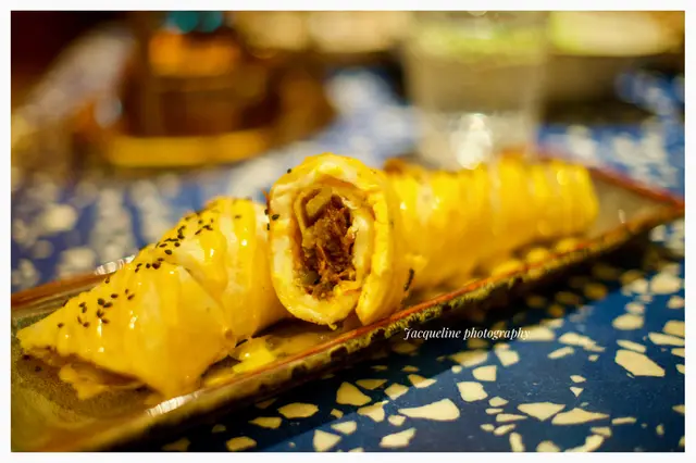 手撕牛𦟌酸菜蛋餅