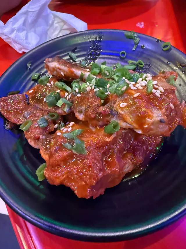 一直心心念念想食醬油蟹
咁啱見到有60分鐘放題價錢又都算合理就決定試試入席時員工表示
今日並唔會提供298公蟹放題只提供348母蟹放題
頭一輪會有母蟹其餘都係公蟹有少少焗你加50幾蚊嘅感覺
入席後大概7分鐘左右就上齊菜員工服務好快手同態度積極但食物水準確實一般母蟹蟹膏略為苦澀
公蟹味道比母蟹好不過由第二輪開始
公蟹身上有不少魚絲纏住其後追加亦有相同狀況感覺並無仔細處理食材
但唔算新鮮有少少腥味
辣味醬蟹同排骨湯就太鹹食多幾隻會有少少膩
反而年糕腸仔同炸雞唔錯