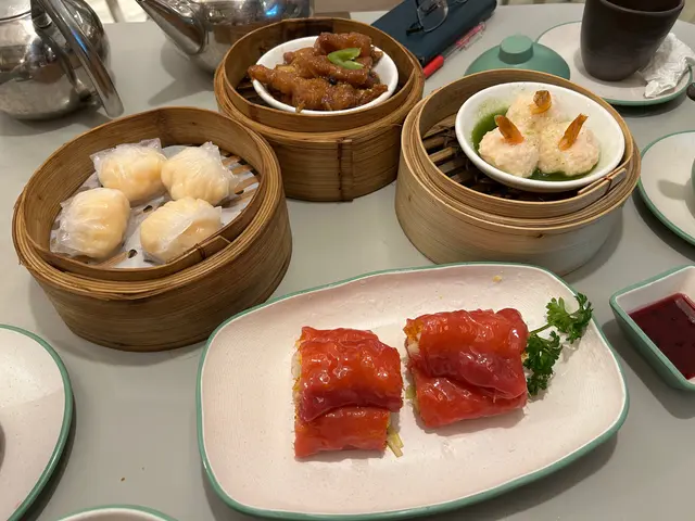 晶瑩鮮蝦餃、豉汁蒸鳳爪、洛神花米網紅米蝦腸、碧綠鳳尾蝦球