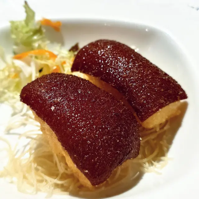 🐑百花脆皮乳豬，每次必點，簡單講就係蝦膠釀喺乳豬皮上炸，蝦膠彈牙、乳豬皮脆口呢啲不在話下，重點係蝦膠與乳豬皮中間爆發嘅嗰陣油香，每次食都係驚喜