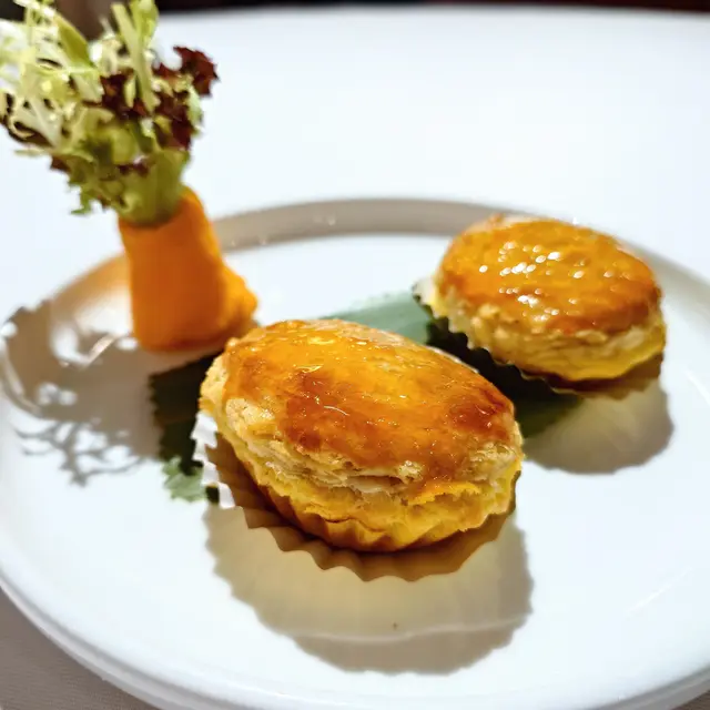 🐑鮑魚酥，牛油酥皮好香，上枱已經聞得到，超熱上桌，保證係即叫即做。鮑魚雖然切成小塊做餡而非成隻放上面，賣相係扣咗少少分嘅，但好處就係，咬入去個鮑魚味確係好重，絕對可以彌補得到賣相方面嘅缺憾