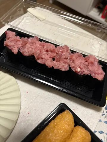 吞拿鱼蓉军舰，六贯