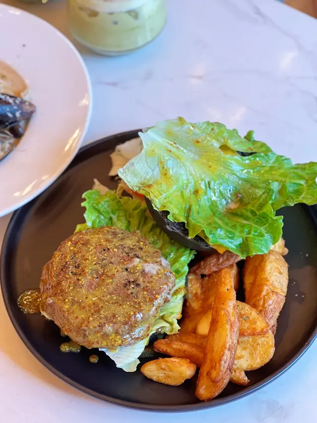 100%純牛肉雙重芝士竹炭漢堡