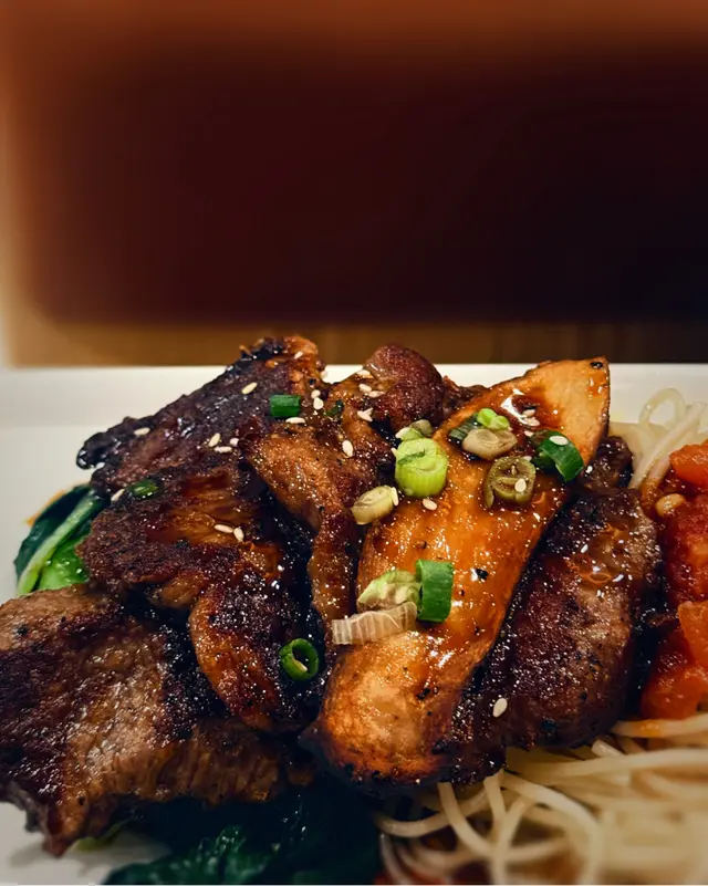 日式蔥燒牛柳 伴鹽燒雞髀菇意粉