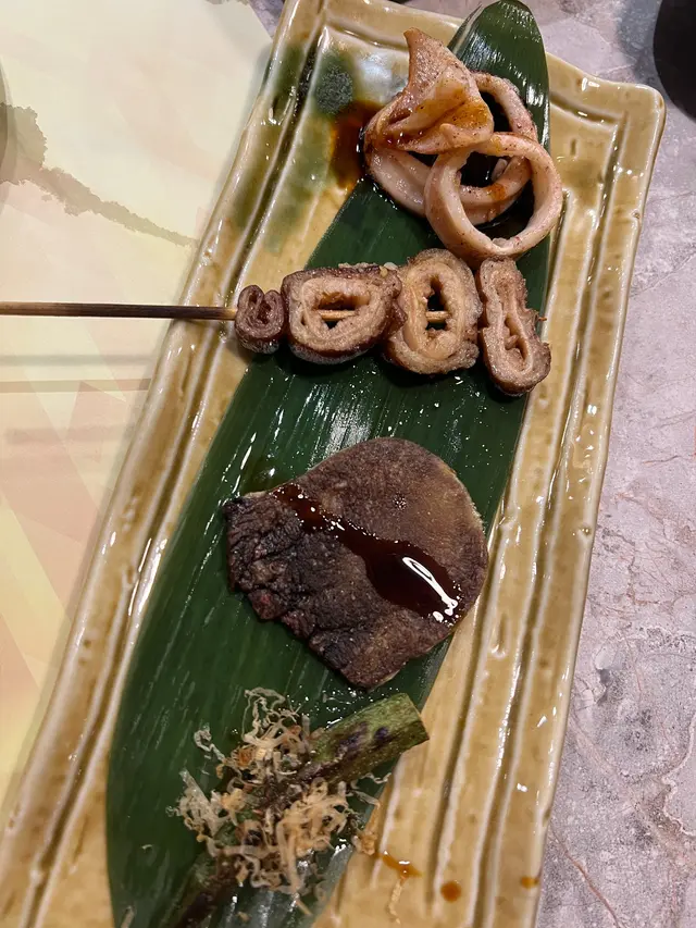 燒秋葵串:口感爽脆,烤到啱啱好,保留秋葵嘅鮮嫩口感。
牛舌串:搭配煙烤嘅香氣,爽口彈牙!厚切牛舌外焦內嫩,裡面肉質粉嫩,Q彈爽口。
炸大腸,保留咗腸嘅肥膏,炸起嚟更香口!好夠味
燒魷魚,魷魚肉幾厚身,彈牙鮮甜,火候啱啱好!