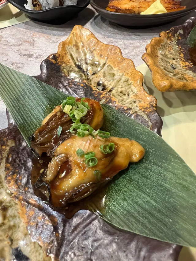 燒汁香煎廣島蠔,外皮煎得微脆, 入面又保持住軟滑多汁,鮮香十足