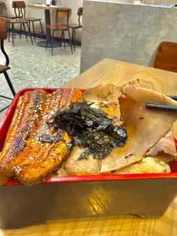 鳗鱼拼慢烧牛肉饭