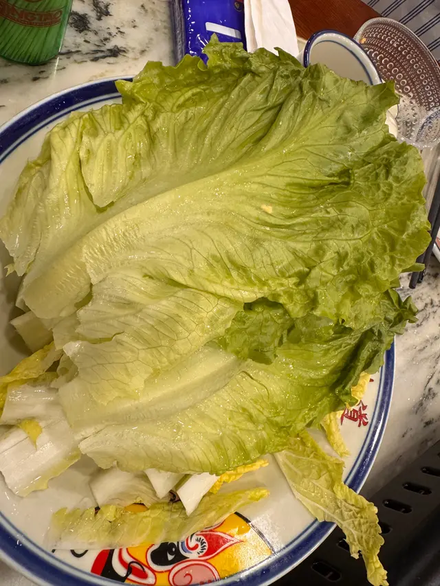 旺角豉油街女人街交界，搵到間湖南菜，三五知己，order一煲 胡椒豬肚雞，新鮮雞經大隻配一個生菜，雞肉肉質實淨，水滾放入半隻雞，每人先飲一碗湯，暖身味道太正C，免費冰粉 無人一款，
食満$378伸有抽獎