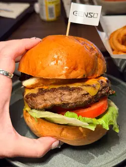 牛肉汉堡伴薯条