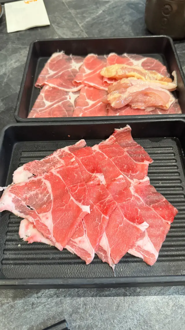 穀飼牛肩肉、特選豚肉及雞腿肉盛盒