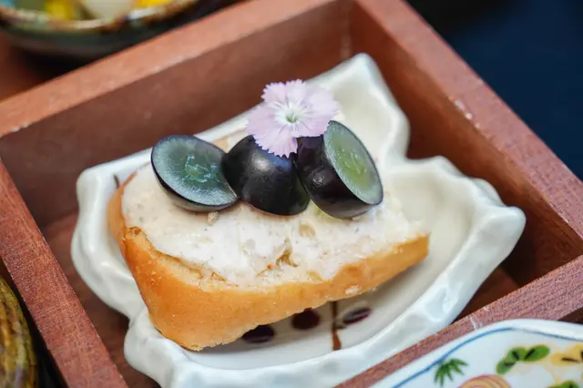 核桃芝士多士配日本巨蜂提子