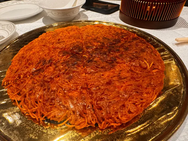 聽嗰度啲侍應講，好似話先炒香個麵再兩面煎香佢，仲教我哋點咗一啲醋加少少砂糖，口感好特別，好好味！食得出佢哋好用心整依道菜。