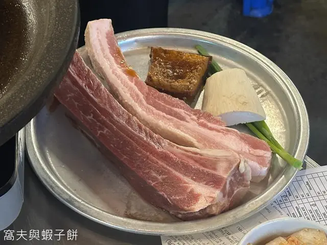烤牛排骨、五花肉和烤豬皮