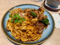 韓式牛肉奶油闊條麵