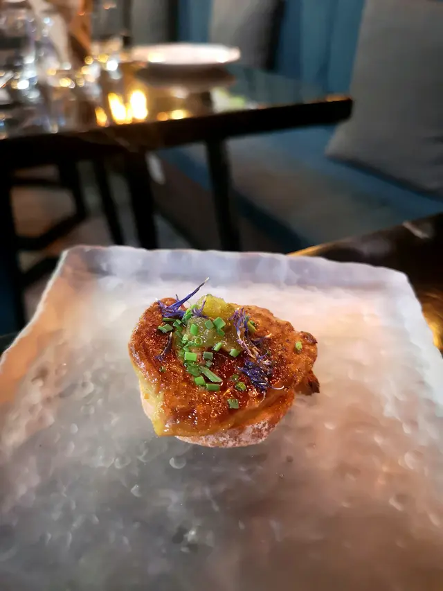 香煎鵝肝多士配甜酸青瓜柚子莎莎