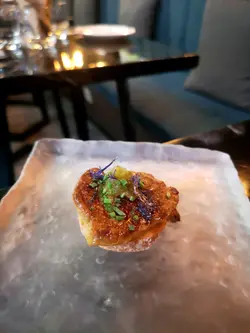 香煎鹅肝多士配甜酸青瓜柚子莎莎