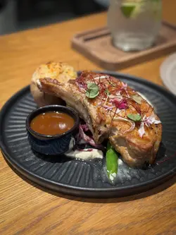 香煎杜洛克猪胺配芝士烟肉焗美薯