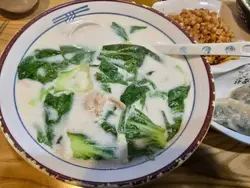 嫩鸡白布汤阔面