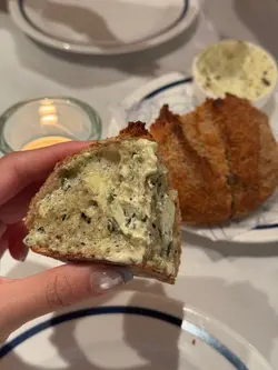 乡村芝士面包配蒜香牛油