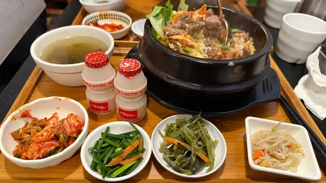 韓式牛肉石鍋飯真係好正！熱騰騰的石鍋，半生熟的蛋撈勻啲底部嘅飯又香又脆仲有飯焦脆脆哋牛肉碎煮得剛好，軟嫩多汁。仲有好多蔬菜絲同泡菜，撈埋韓式辣醬一齊食，每一口都係韓國風味,好滿足。份量夠晒多，抵食！