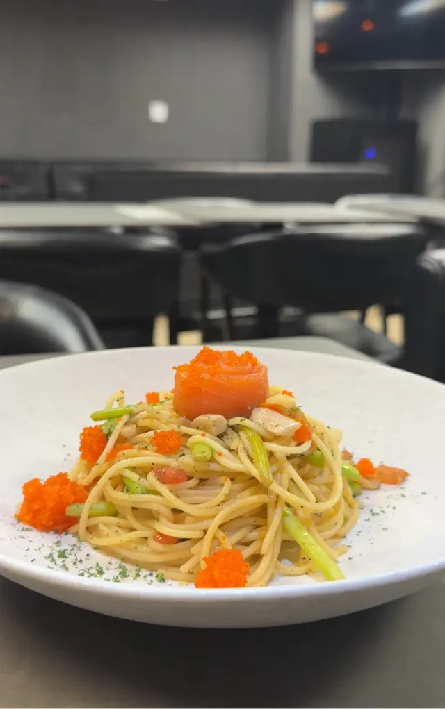 蟹籽. 蘆筍. 煙三文魚拌香蒜橄欖油意粉