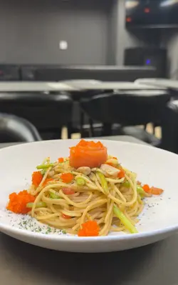 蟹籽. 蘆筍. 煙三文魚拌香蒜橄欖油意粉 