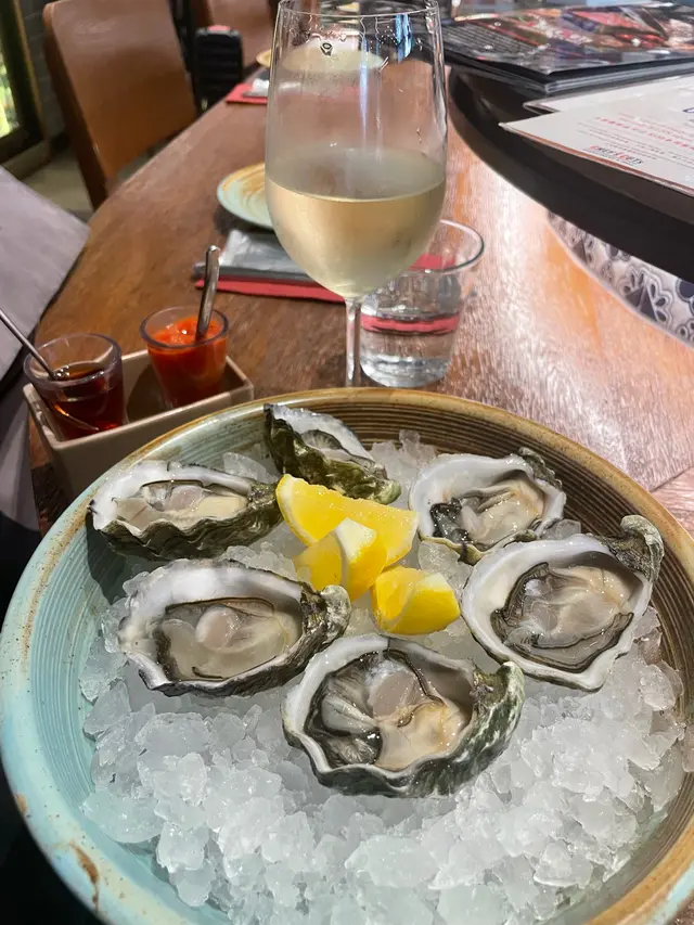 Oysters  6  Happy  hour  