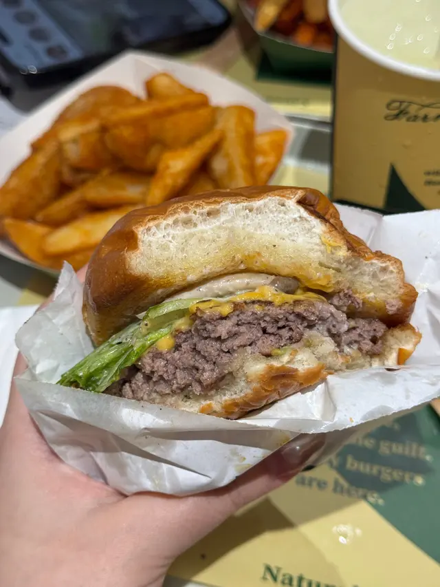 有前腩漢堡扒好厚身，有肉汁，松露醬勁香