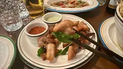 五花腩炸至外酥內軟，
食嘅時候配上一塊羅勒🌿，
再蘸上泰式辣醬或青醬一齊食，另有一番風味～
而且佐酒一流！😎