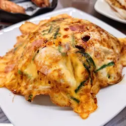 🐑芙蓉蛋饭，相对蛋牛治嘅炒蛋嚟讲，呢个芙蓉蛋简直系有啲失色，煎得唔香，冇脆边。芙蓉蛋内有火腿、虾仁、银芽、葱段，缺少了韭黄，成件事好唔得。个豉油只不过系普通嘅生抽，冇煮过冇调味过，好唔掂，完全唔建议叫嚟食🙈