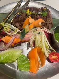 非常高级的牛排之外，还给绿色的泰式酱，融合西餐的高级跟泰国的美味
