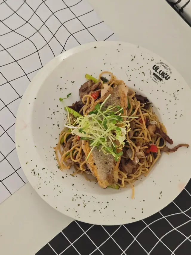 香煎石斑扒配珠江橋牌豆豉鯪魚炒意粉