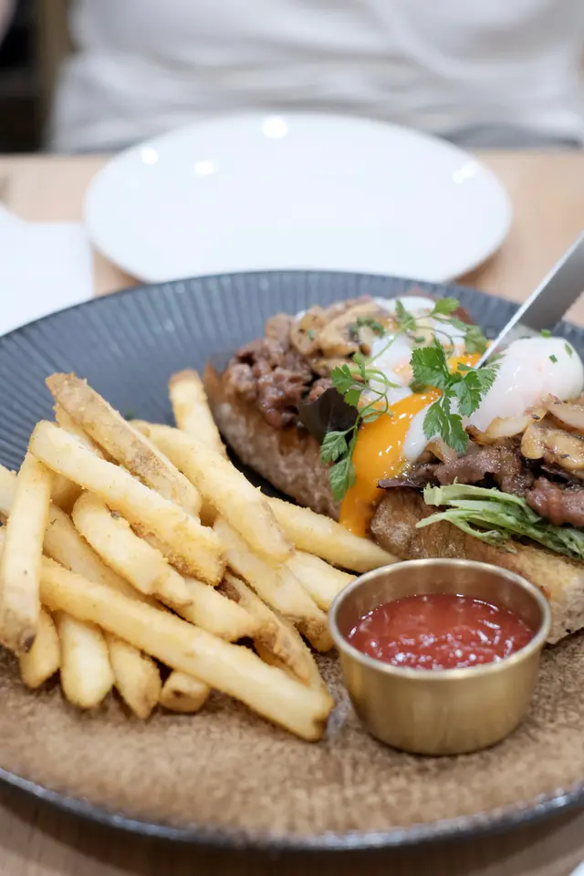 黑松露野菌牛板腱溫泉蛋酸種包 