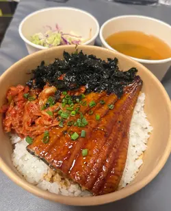 泡菜伴厚燒鰻魚紫菜丼