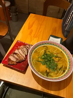 炸慢煮猪颈肉米线