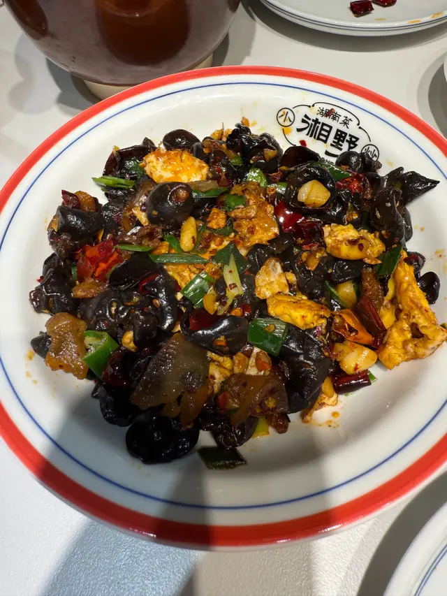 店員話係改良版農家一碗香，正常一碗香係尖椒、蛋、瘦肉組成，木耳炒蛋實在是一般，算不上農家一碗香，味道普通