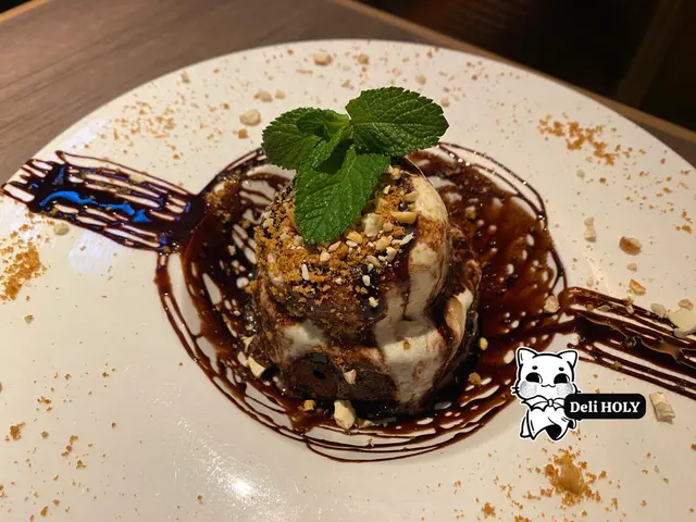 蜜棗蛋糕配雲尼拿雪糕和脆餅