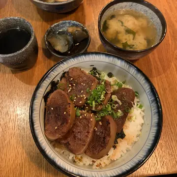 烧牛舌丼