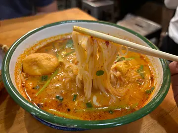 炸鸡髀配泰式冬阴功金边粉