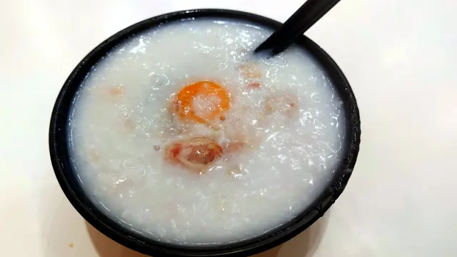 ##窩蛋碎牛粥 
雞蛋有濃香的蛋味 
