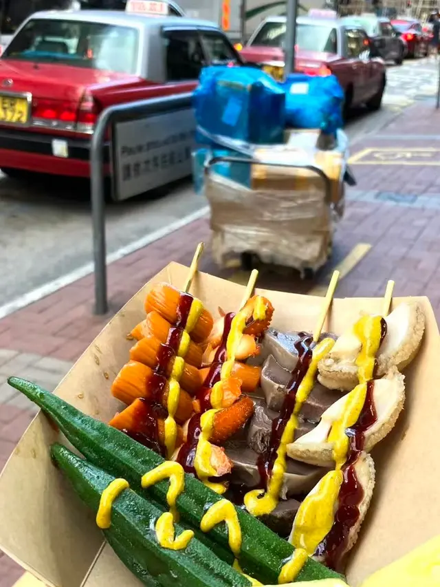 第一次在香港吃冷卤

看了网友的评价又赞有觉得口味一般

所以今天我决定要自己试一下，因为我自己是比较吃喜欢吃大肠的，所以我首先是点了一个套餐里面什么都有一下，他的比较脆，没有你们说的怪味@
因为它本来就是这种味道，所以我还是很可以接受的。

因为他是冷的，所以他的口感会更加爽。

其他的品质都是很不错，因为我看到里面的冰箱展示很新鲜。
店家这里还会有配可以在店里选购，所以也不会怕口渴。
袋子也很好看，还有酱料打包很可爱。